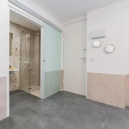 Aptuvalencia Apartman *